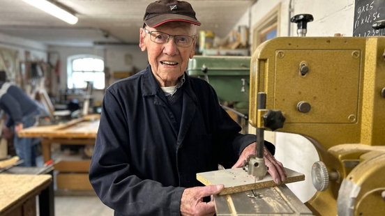Jan is 100 jaar en werkt nog drie keer per week