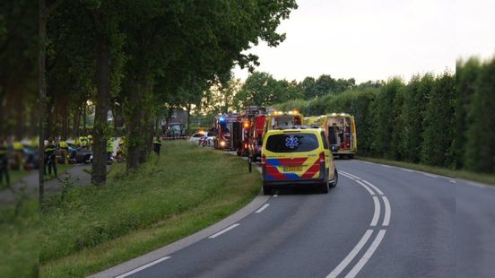 Dode en gewonden bij ernstig auto-ongeluk. Dode en gewonden bij ernstig auto-ongeluk.