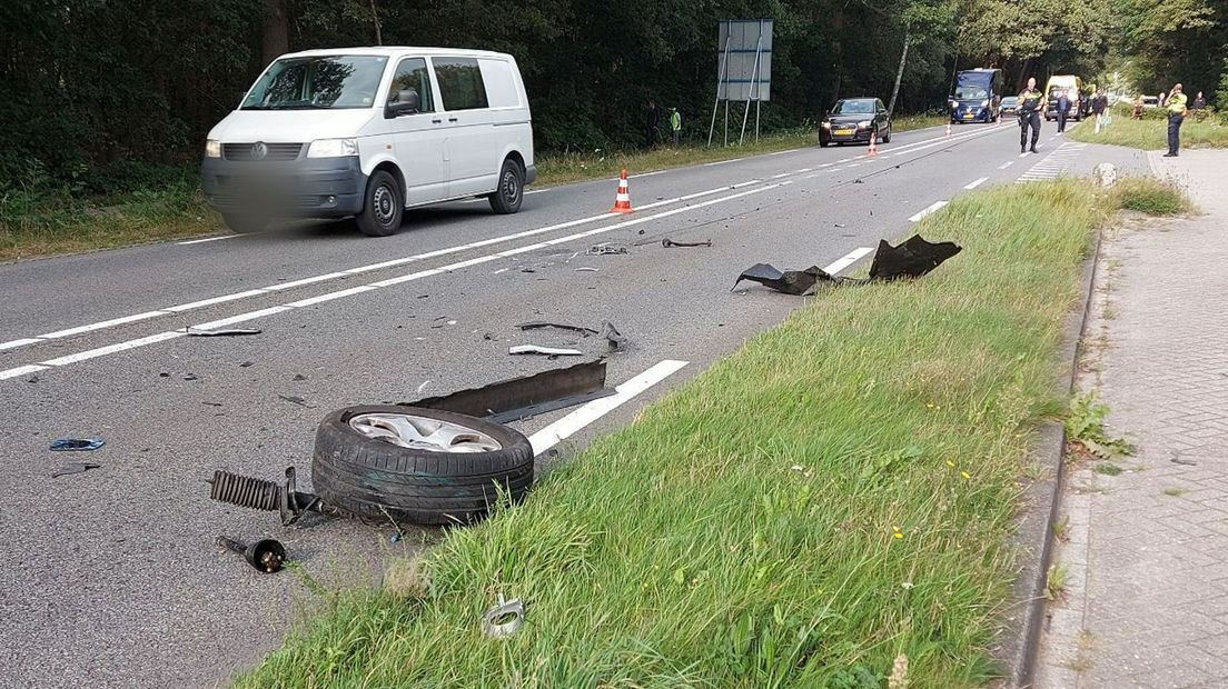 De weg ligt bezaaid met onderdelen