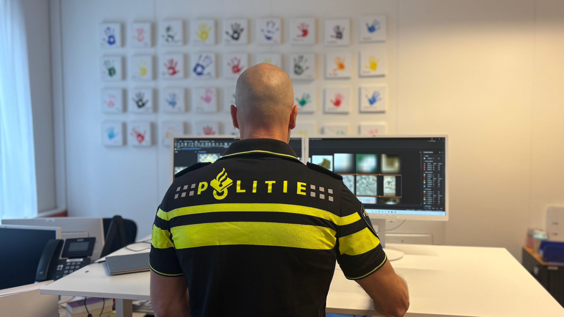 Sander is rechercheur bij het Rotterdamse Team ter bestrijding van Kinderpornografie en Kindersekstoerisme (TBKK).