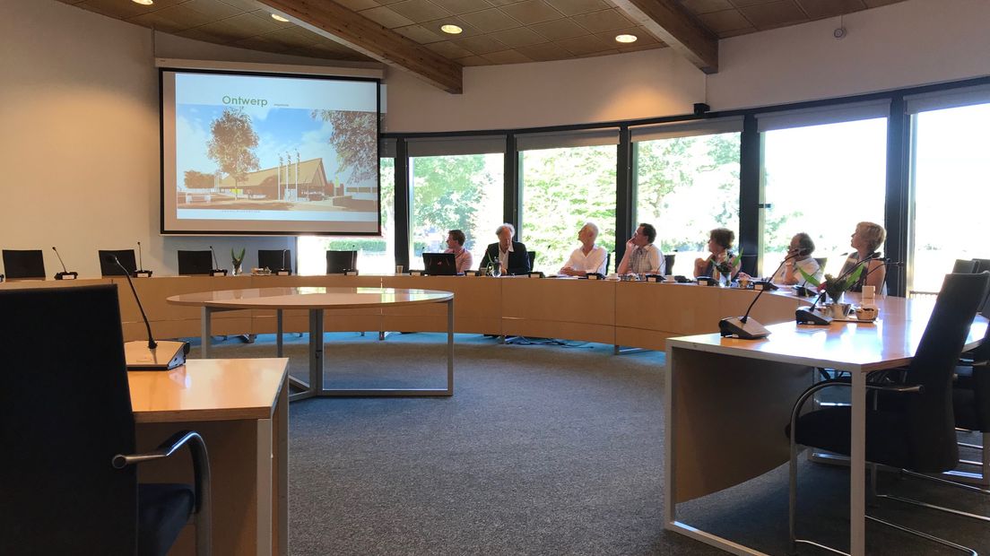 Vergadering welstandscommissie in gemeentehuis Gieten (foto RTV Drenthe)