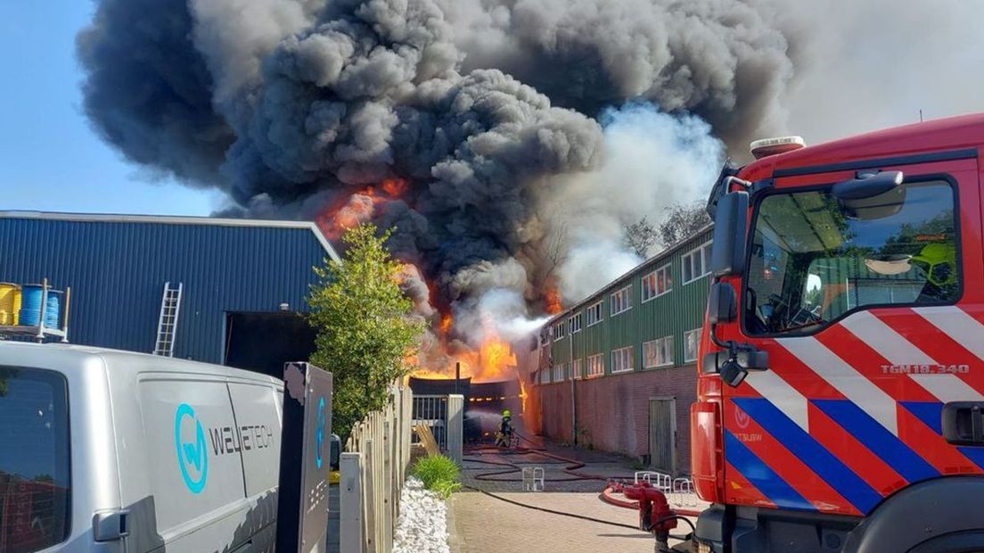 In Kootwijkerbroek woedt een grote brand