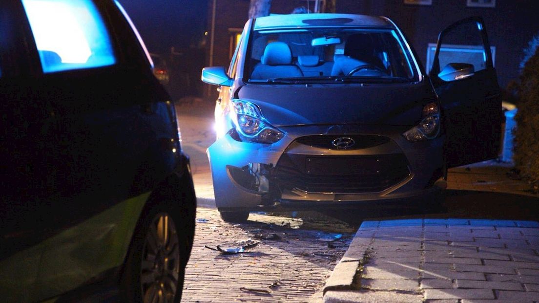 Auto vliegt uit de bocht in Rijssen