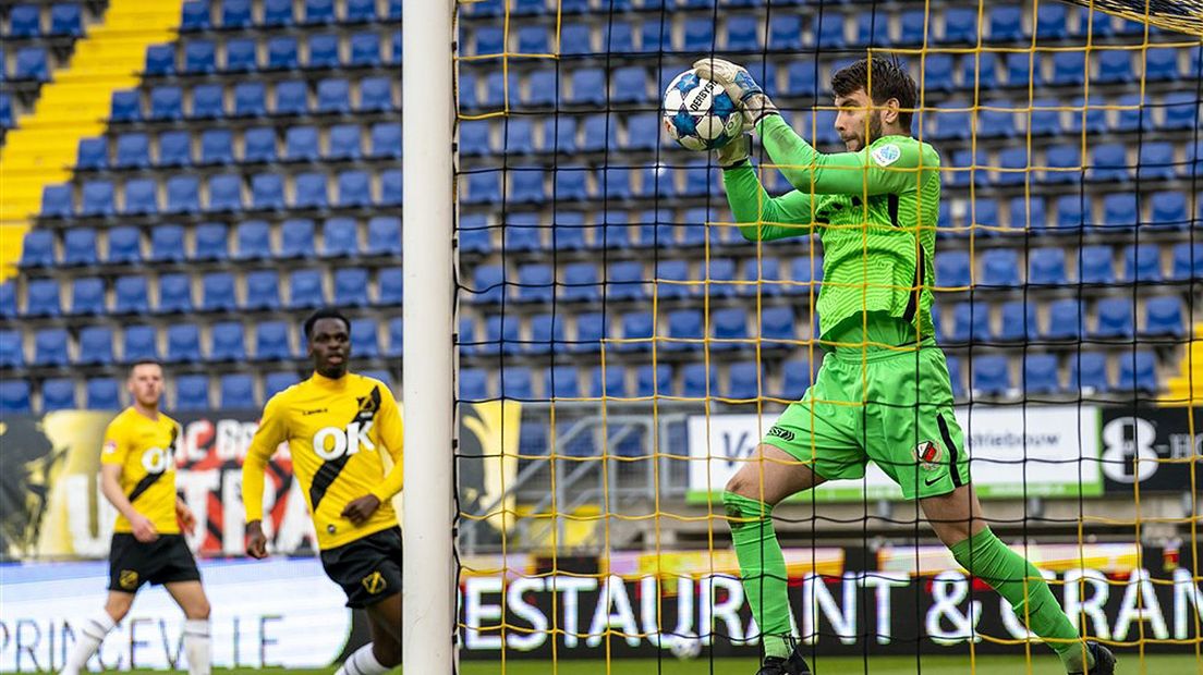 Keeper Maarten Paes van Jong FC Utrecht had het druk in de wedstrijd tegen NAC Breda