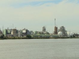 Water in (zwem)plassen en sloten in verre omtrek Chemours-fabriek zwaar vervuild met giftig PFAS