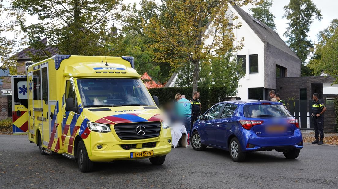 Hulpdiensten op de plek waar de vrouw aangereden werd in Haren