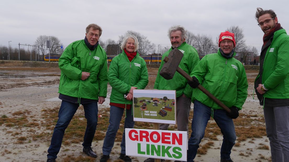 Leden van GroenLinks slaan de eerste paal de grond in (eigen foto)