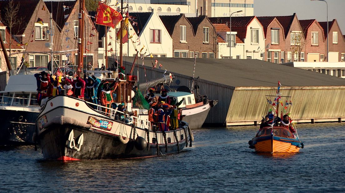 De stoomboot en het bootje met de roetveegpieten
