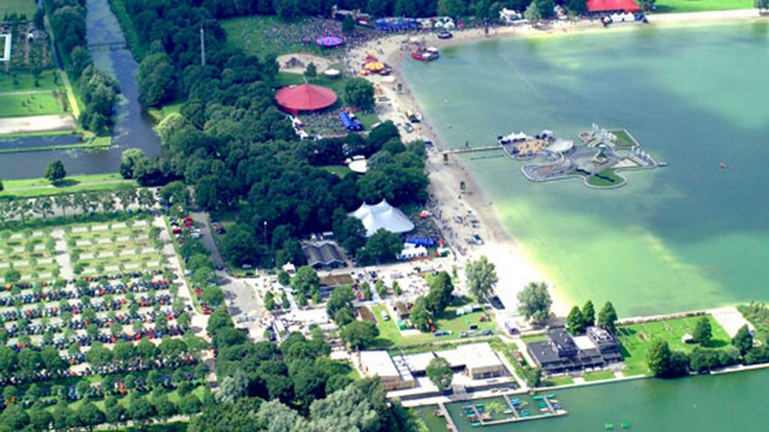 Luchtfoto van het Ultrasonic Festival op de Maarsseveense Plassen.