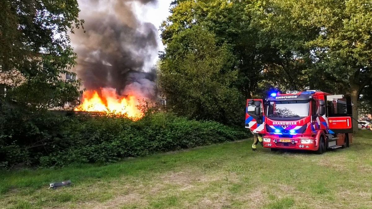 112 Nieuws: uitslaande brand bij woning in Enschede | woningbrand in Saasveld