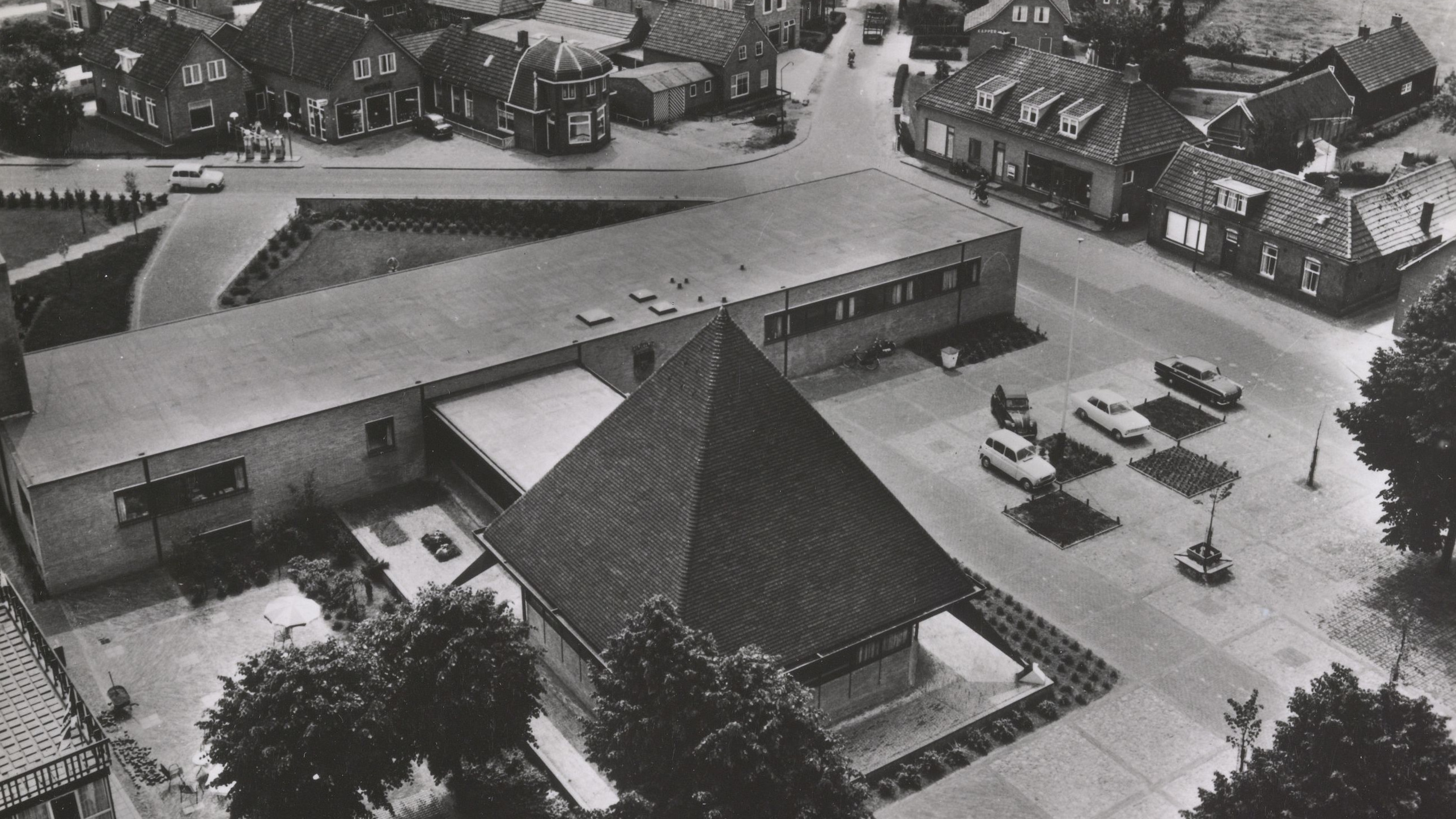 Zo vergaat het onze oude statige gemeentehuizen het raadhuis van