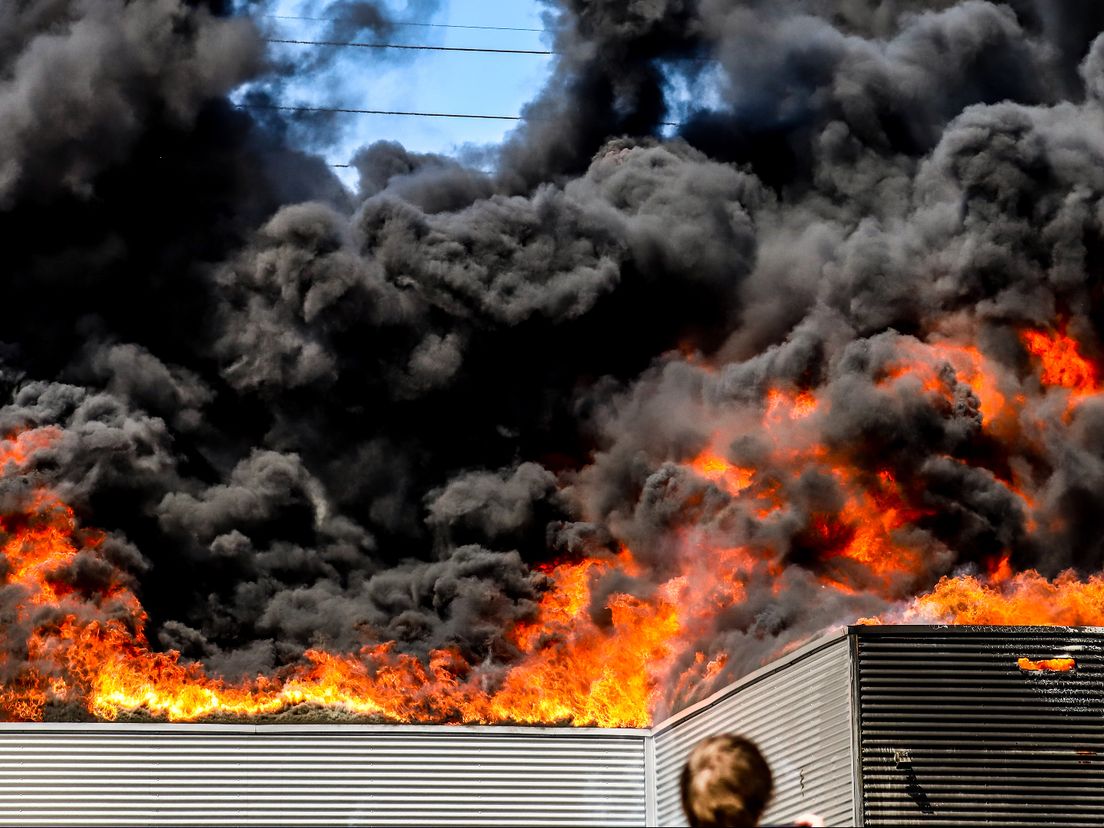 De brand begon op het dak dat vol lag met zonnepanelen