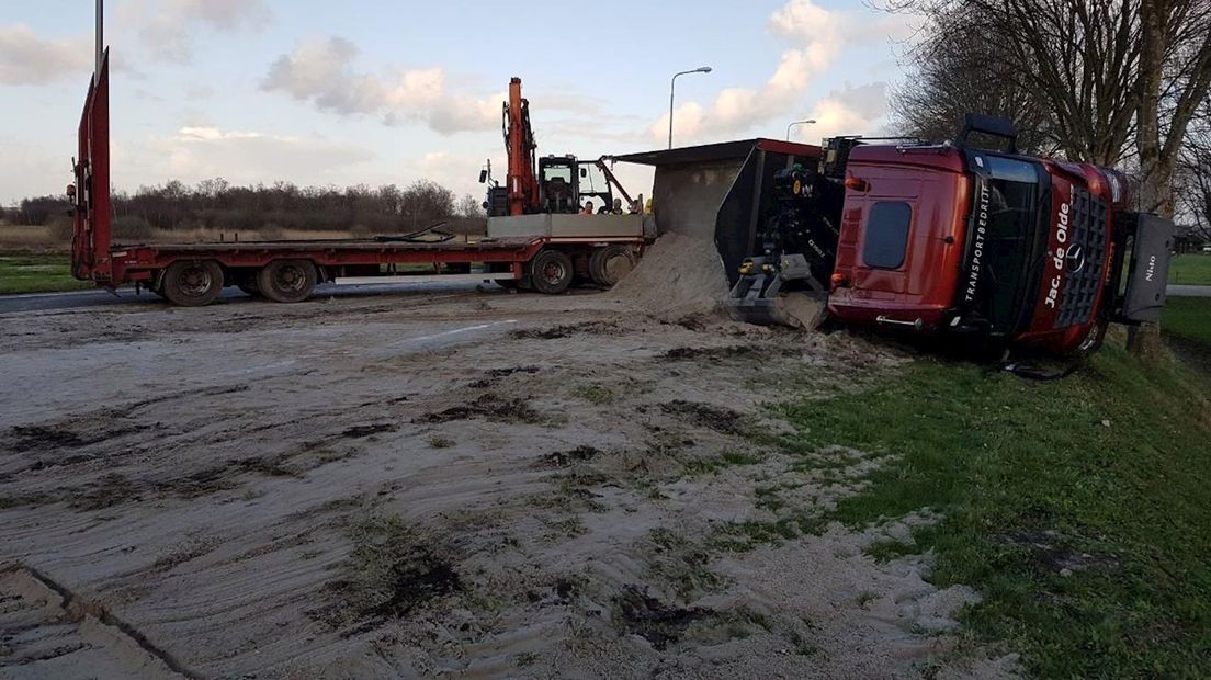 Vrachtwagen vol zand kantelt bij Sint Jansklooster