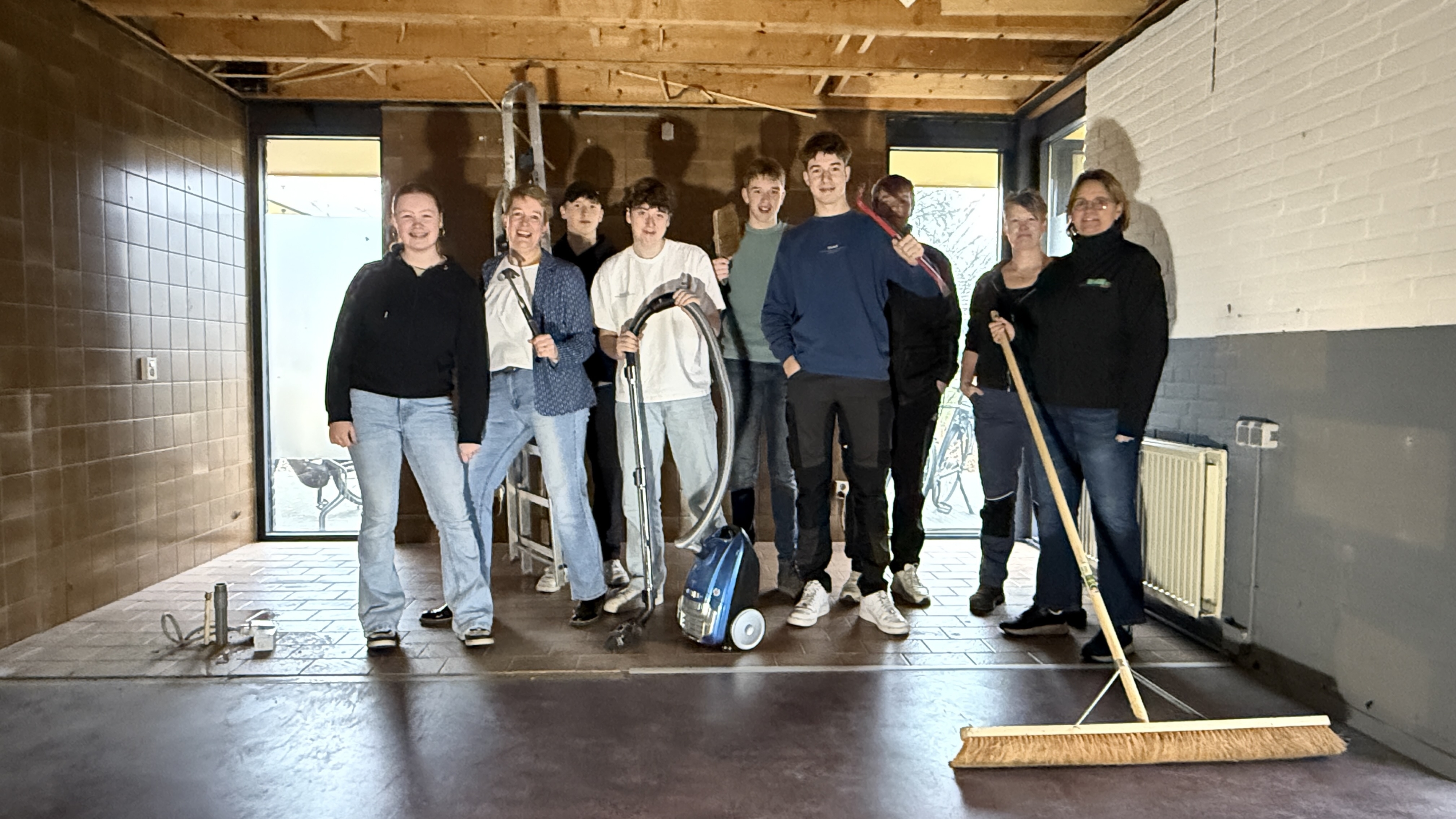 Groep jongeren uit Gasselternijveen aan de slag met eigen jeugdhonk