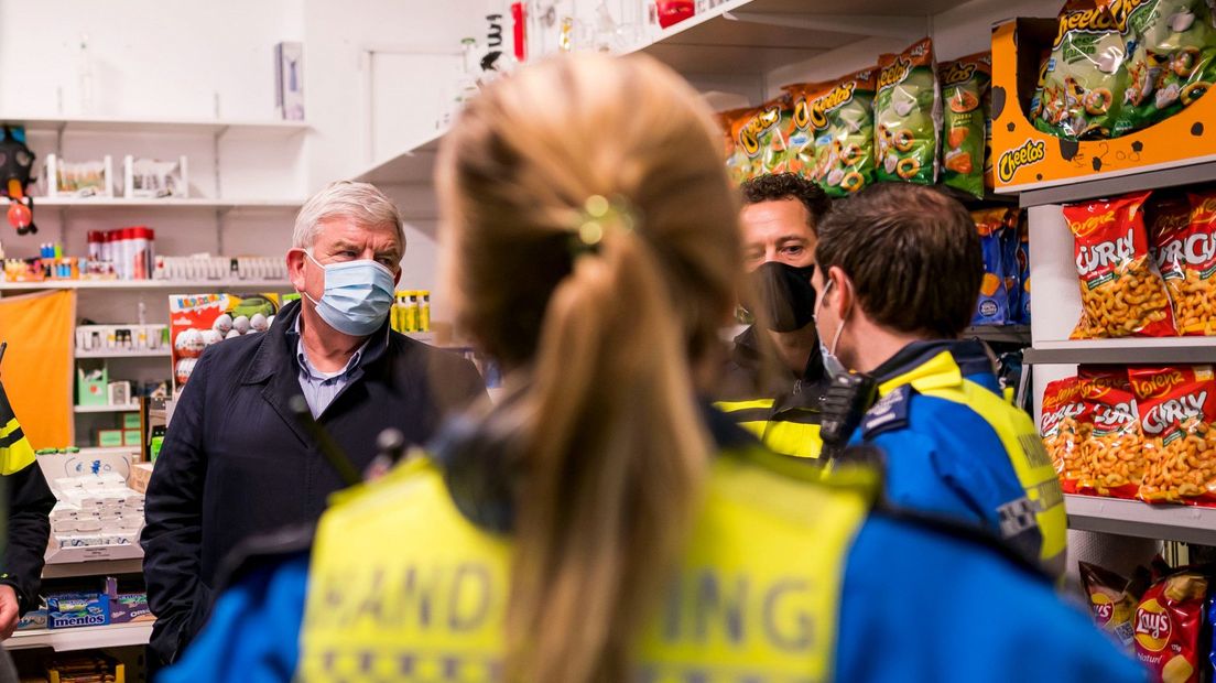 Burgemeester Van Zanen samen met handhavers in één van de onderzochte supermarkten
