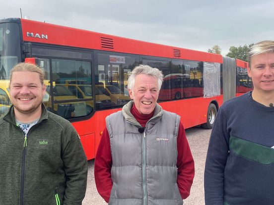 Expeditie Oost: Hengelose vrienden kopen 18-meter lange stadsbus diep in Duitsland