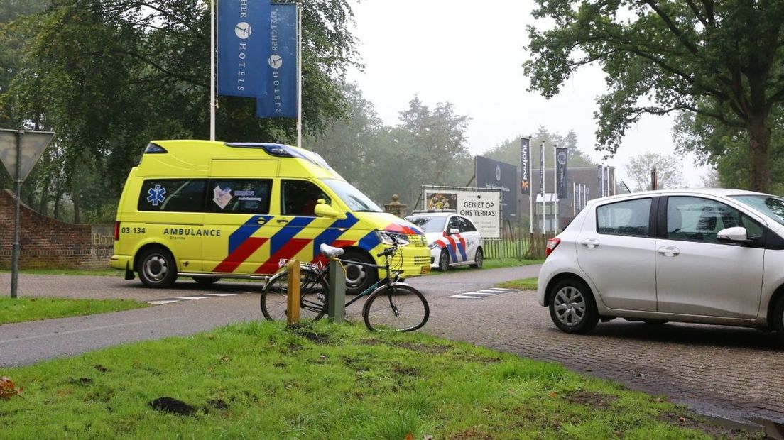 Een fietser raakte gewoon door een ongeluk in Exloo (Rechten: Van Oost Media)