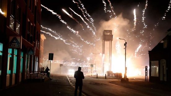 Hulpdiensten met illegaal vuurwerk bekogeld, vijf verdachten horen straf