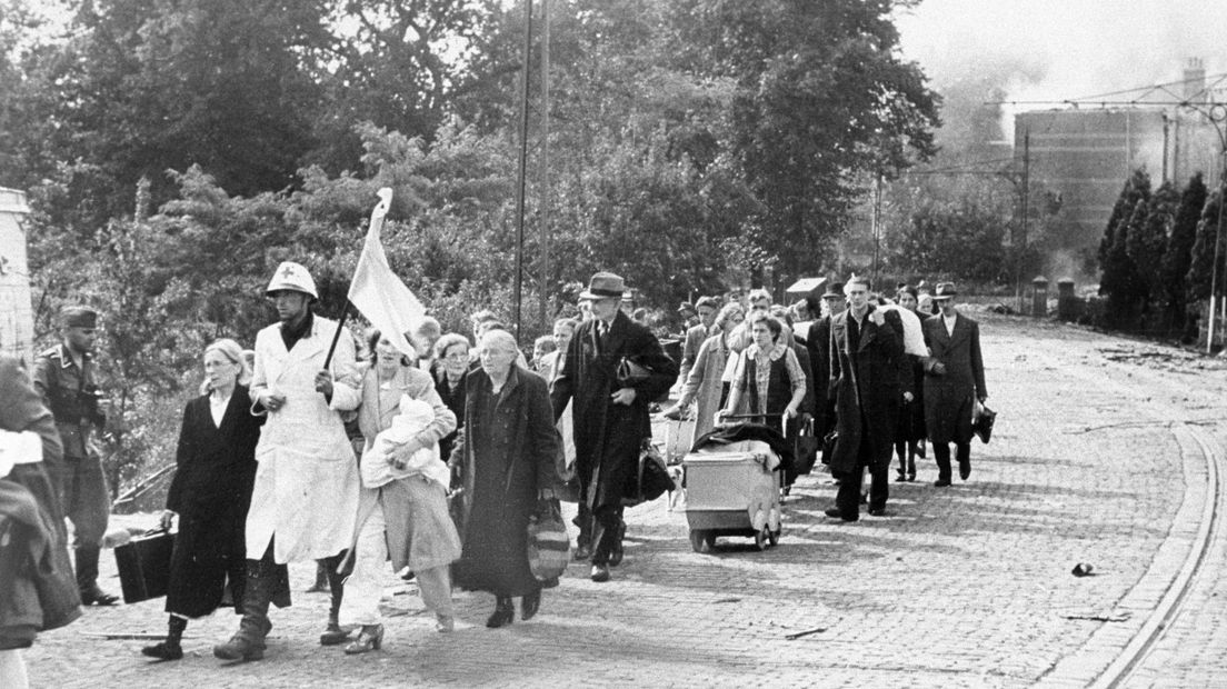 De 18-jarige Frederika (Riet) Ariëns werkt op zondag 17 september 1944 in het Arnhemse Elisabeths Gasthuis aan de Utrechtseweg. Het ziekenhuis komt die dag midden in de frontlinie te liggen tijdens de Slag om Arnhem. De jonge vrouw wil die morgen eigenlijk naar de kerk maar de portier van het Gasthuis wijst richting Oosterbeek waar honderden parachutisten naar beneden komen. Ze beseft dat ze niet weg kan, maar kan dan nog niet weten hoe heftig de komende dagen zullen verlopen.