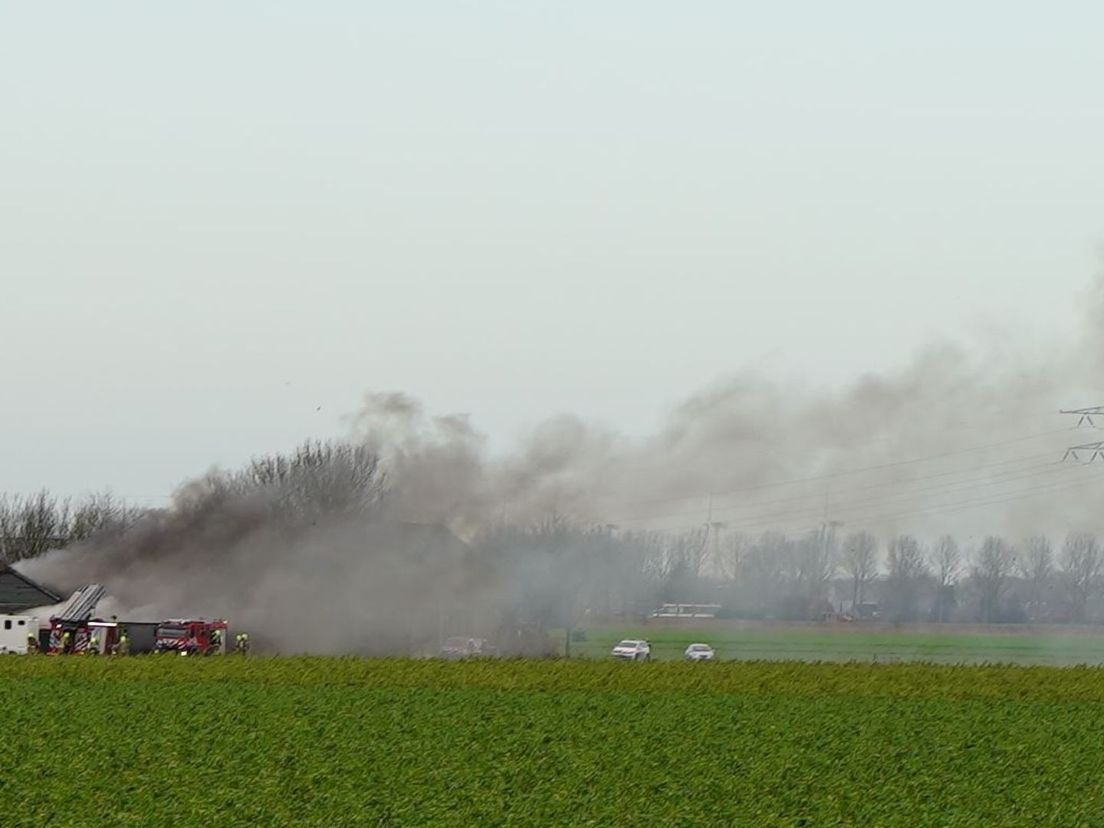 Dikke rook als gevolg van de brand in een schuur in Den Bommel.