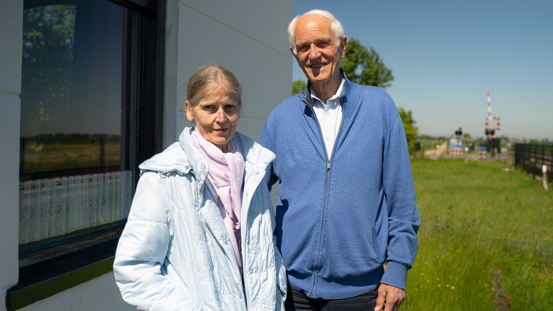 Janny en Johan Hendriks, tussen het huis en het spoor.