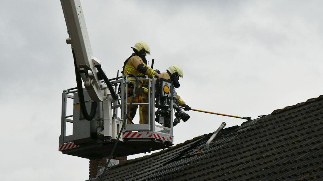 De brandweer blust de brand