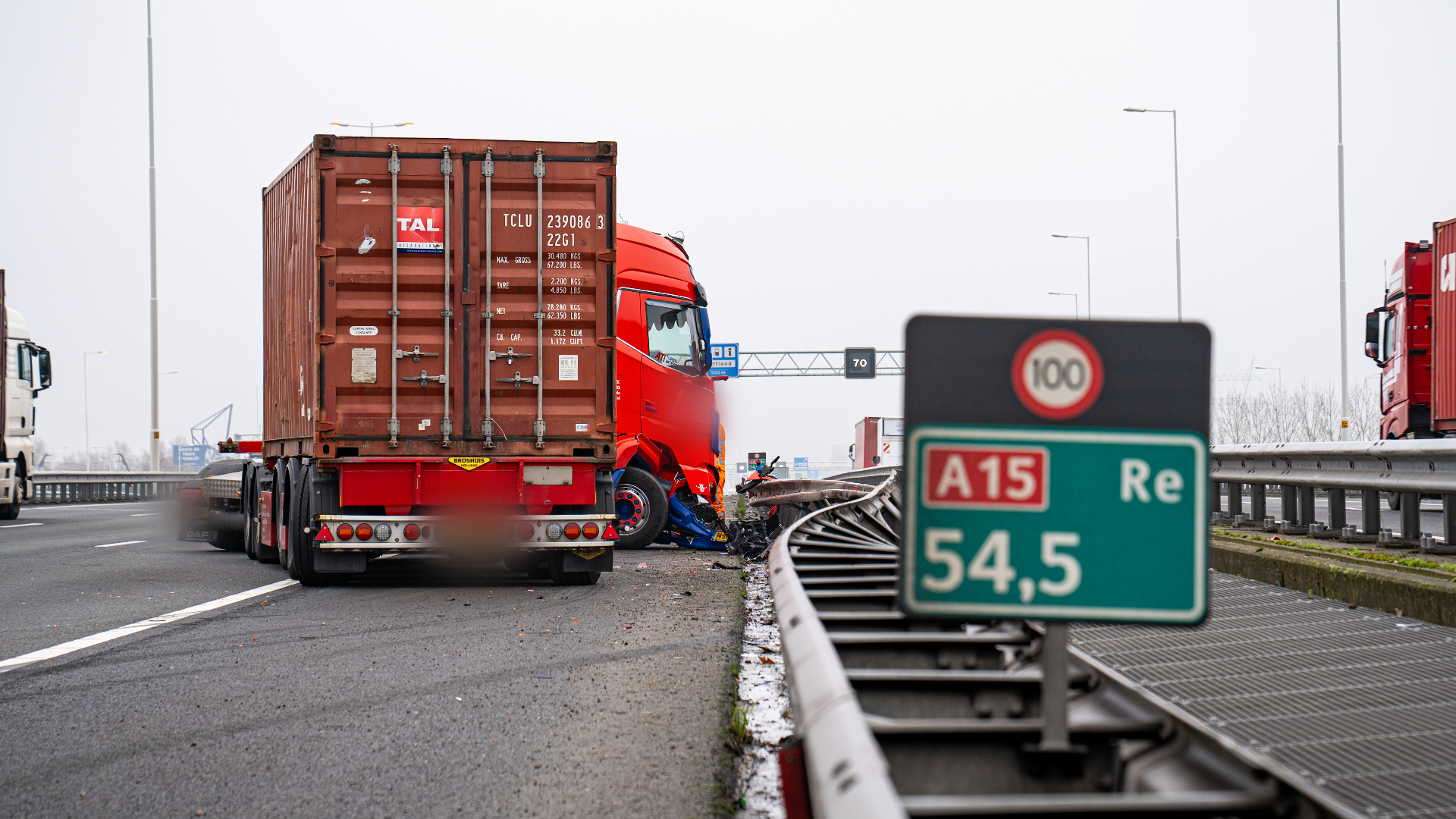 Zowel de vrachtwagen als de vangrail liepen forse schade op
