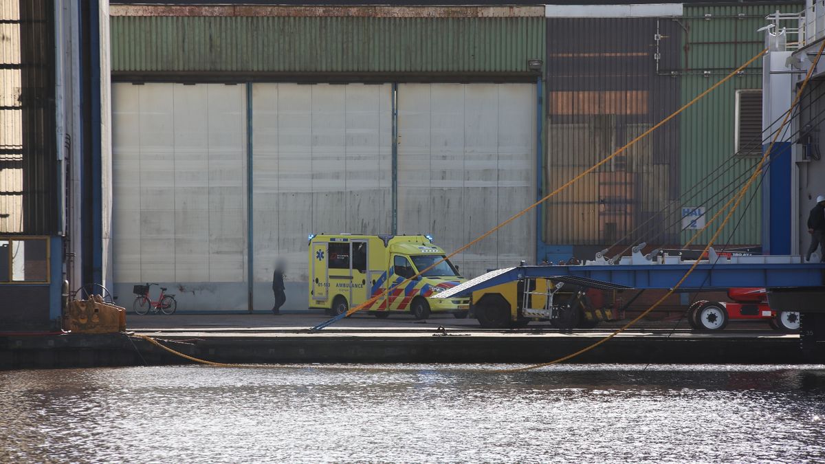 112-nieuws: Man valt zes meter van schip in Foxhol