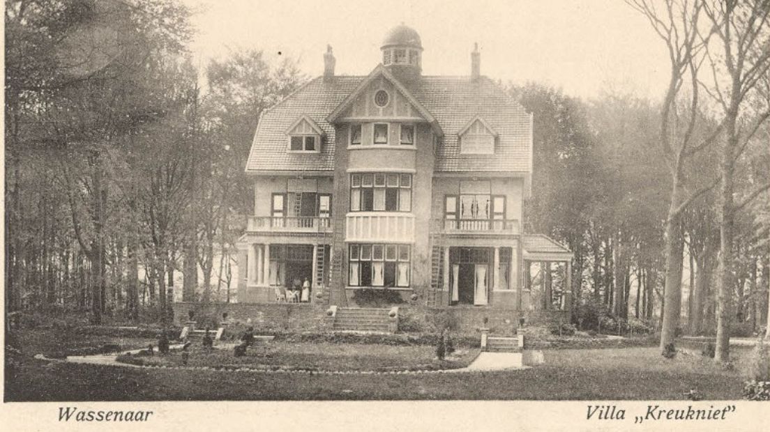Op een prentbriefkaart uit de periode 1920 wordt het gebouw 'Villa Kreukniet' genoemd