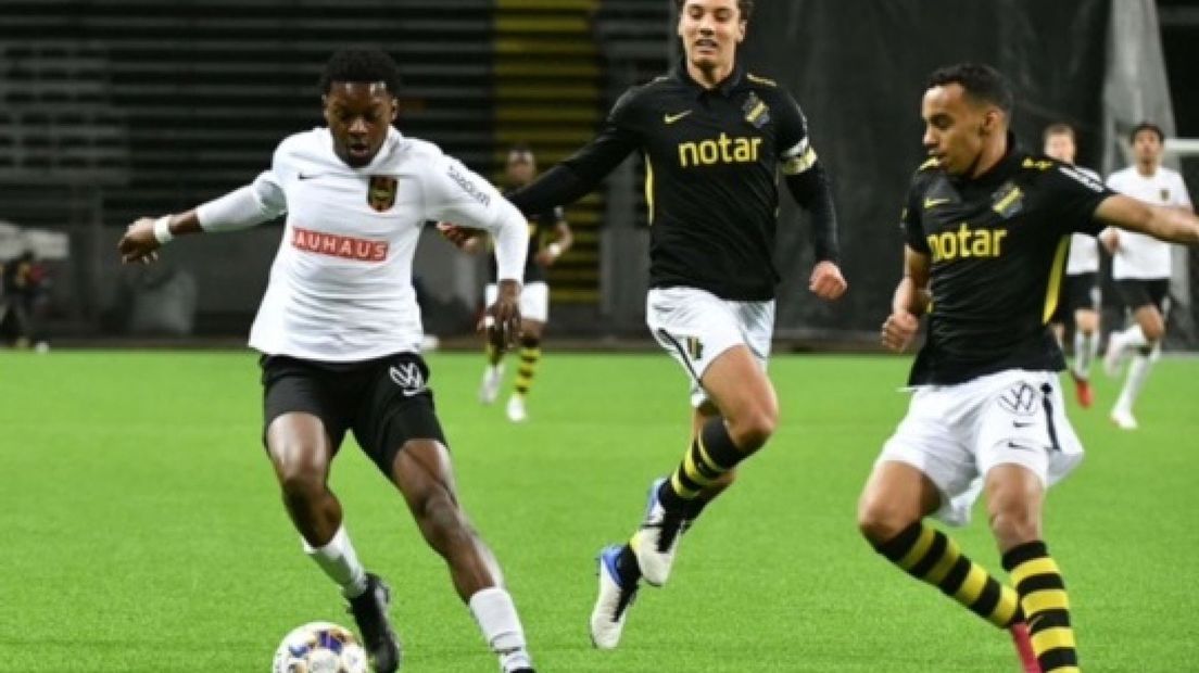 Lovette Felicia aan de bal namens IF Brommapojkarna