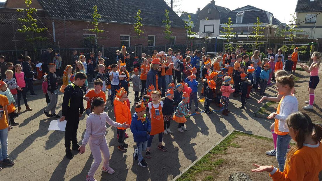 Kinderen dansen tijdens de Koningsspelen (Rechten: RTV Drenthe/Dylan de Lange)