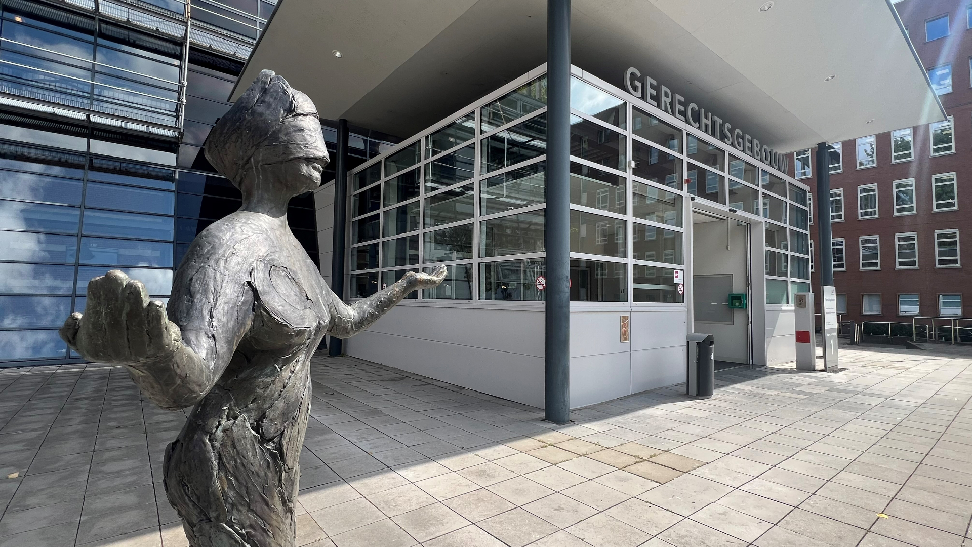 Rechtbank en OM-gebouw vannacht beklad, man opgepakt