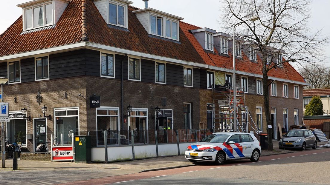 De politie is aanwezig bij het sushirestaurant.