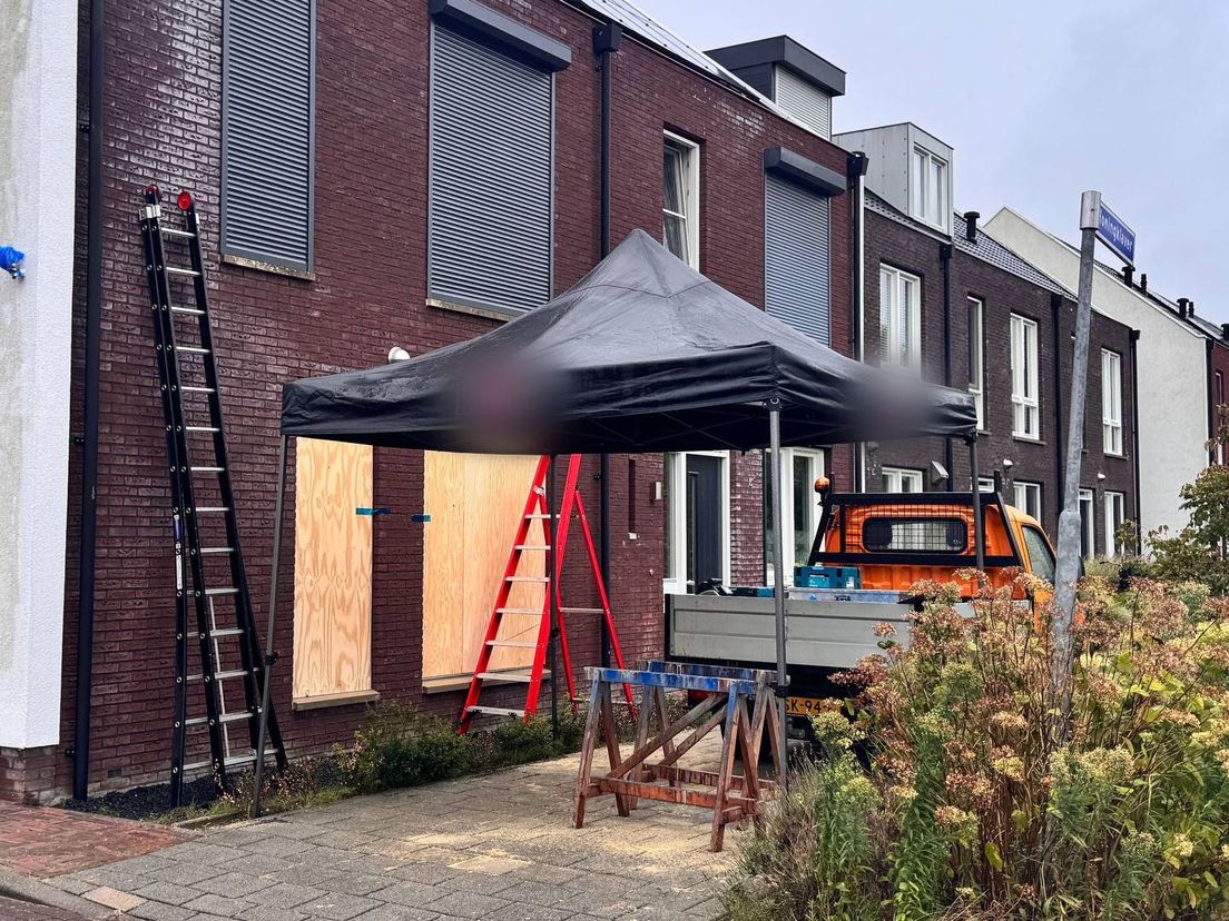 Van de voordeur van deze woning werd de klink 's nachts weggeblazen.