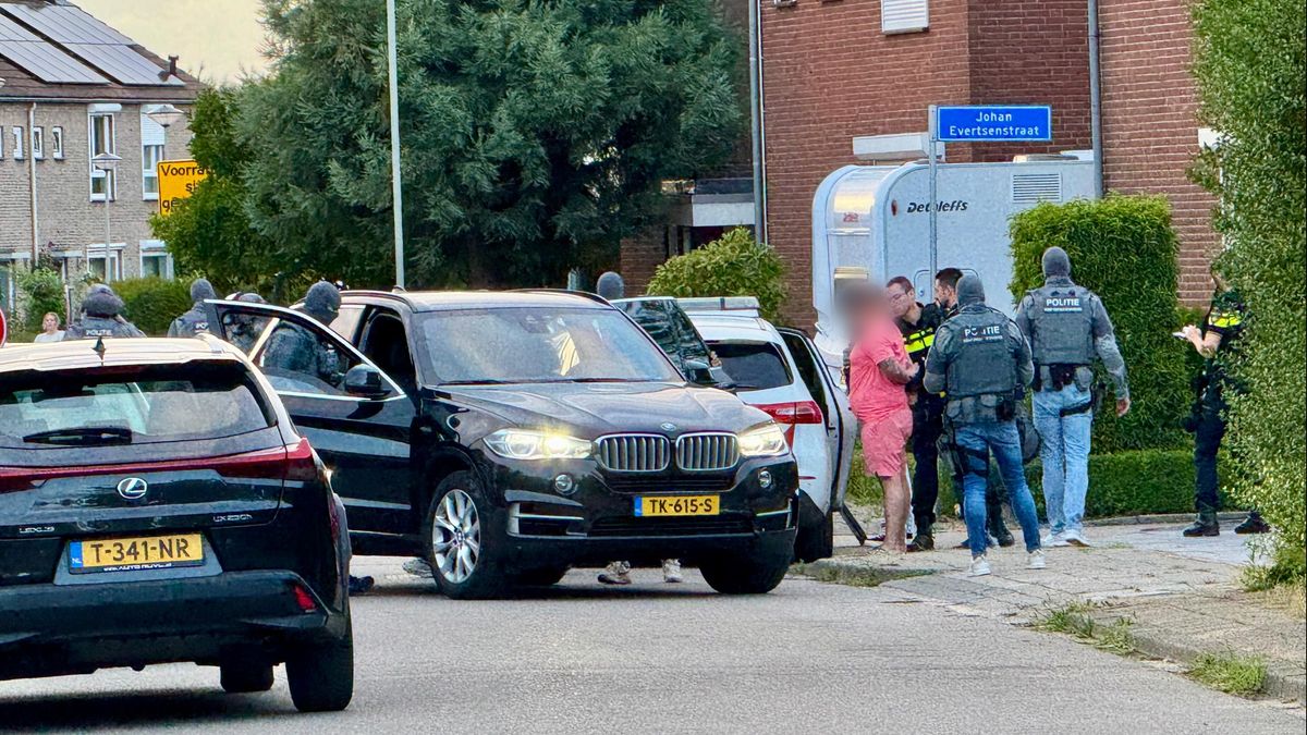 Flinke politie-inzet vanwege verdachte situatie bij woning in Elsloo, één aanhouding