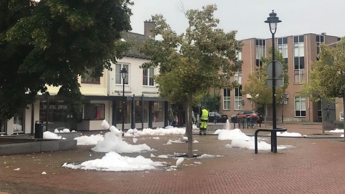 Schuim op het Raadhuisplein in Oostburg