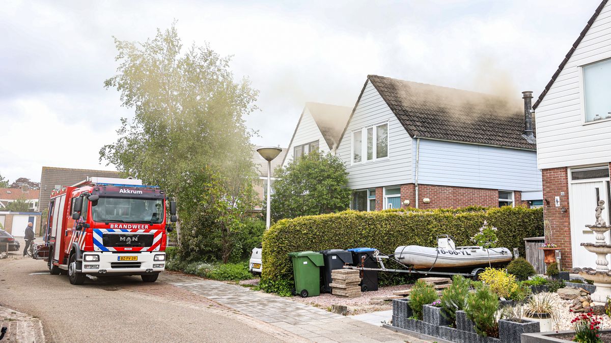 Twee woningen beschadigd geraakt bij felle brand in Akkrum
