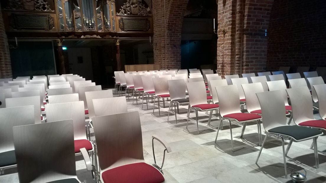 Nieuwe stoelen in de kerk (Rechten: RTV Drenthe)