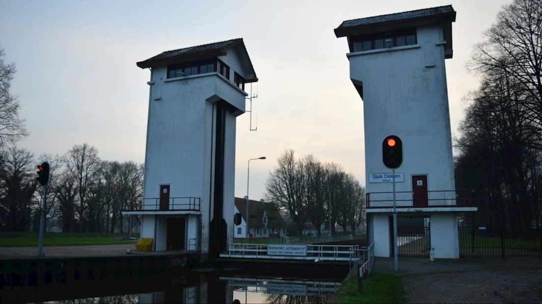 De sluis in het Twentekanaal bij Delden
