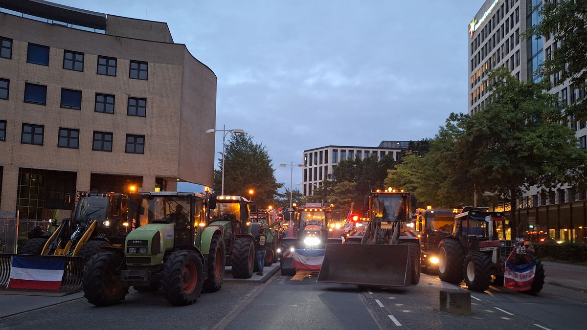 Boeren protesteren met tientallen trekkers en hooibalen in centrum Amersfoort