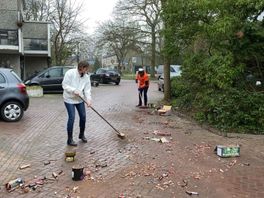 Leusdenaren ruimen samen vuurwerk op: 'Met z'n allen een feestje, met z'n allen opruimen'