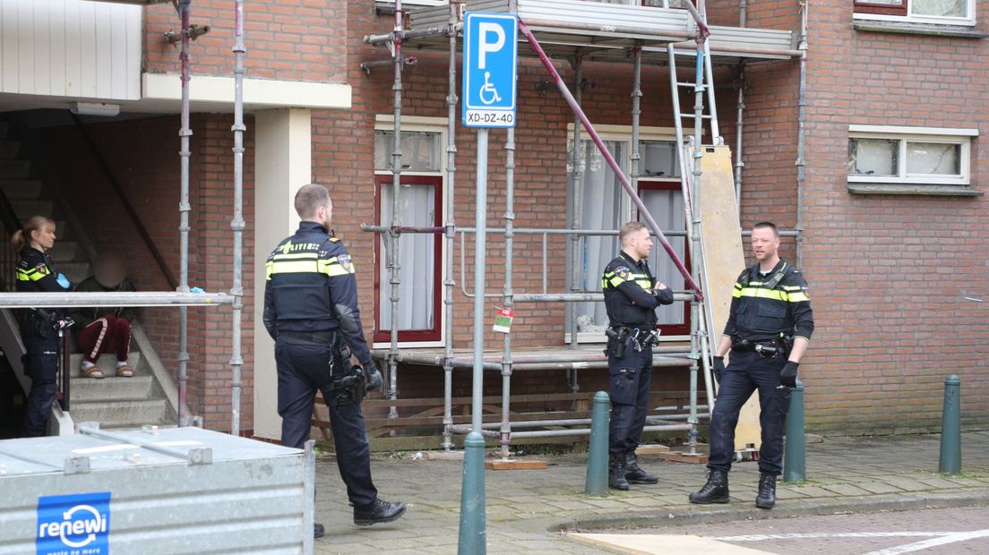 Agenten in de Haagse Puccinistraat na een steekpartij in een woning.