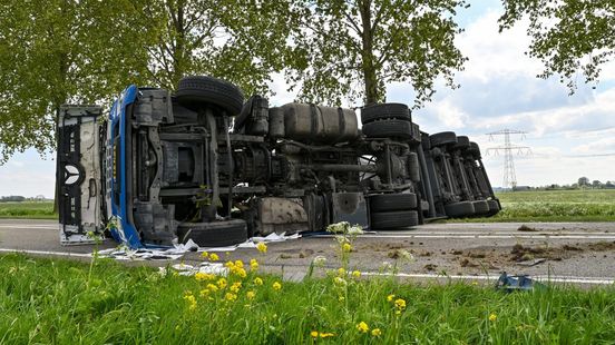Provinciale weg bij Bleskensgraaf nog steeds dicht door gekantelde vrachtwagen. Provinciale weg bij Bleskensgraaf nog steeds dicht door gekantelde vrachtwagen.