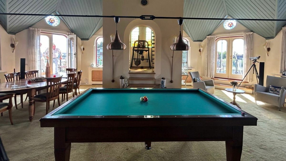 Uitzicht over het water en bijzondere inrichting: kerk Woudsend te koop voor 1,7 miljoen
