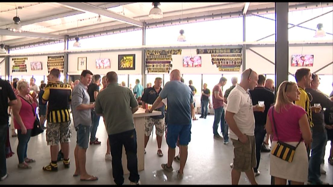 Zondag werd bij stadion GelreDome het nieuwe supportershome van de supportersvereniging van Vitesse geopend. Veel fans waren enthousiast over het nieuwe onderkomen.