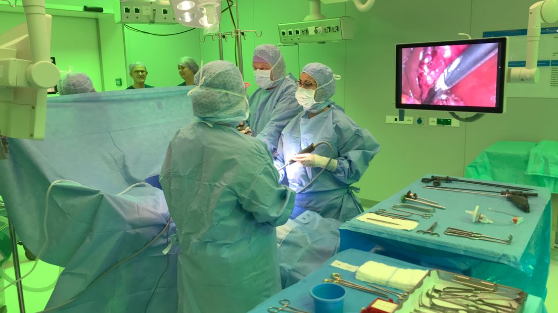 Groen licht in de operatiekamer is prettiger voor het opereren en het kijken naar de beeldschermen (Rechten: RTV Drenthe/Steven Stegen)