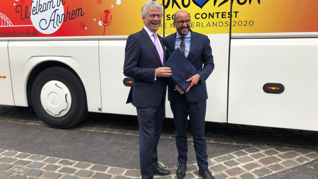 John Berends, commissaris van de Koning, en Ahmed Marcouch, burgemeester van Arnhem, bij de Songfestivalbus.