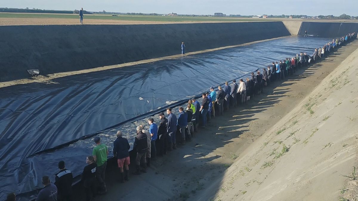 Laarzen aan en trekken, 120 vrijwilligers spannen enorm zeil in waterbassin