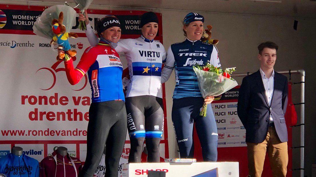 Het podium van de Ronde van Drenthe voor vrouwen met winnares Marta Bastianelli vergezeld door Chantal Blaak en Ellen van Dijk (Rechten: RTV Drenthe/René Posthuma)