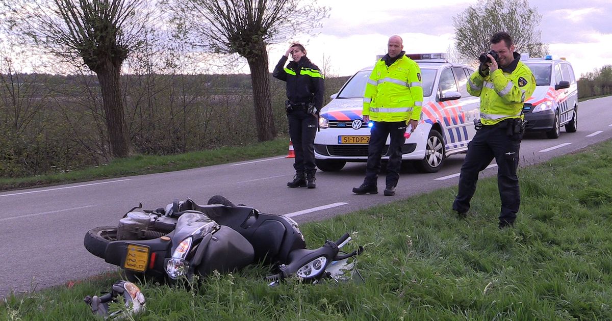 Scooterrijdtster (17) botst op tractor door laagstaande zon